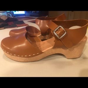 Clogs BRAND NEW Size 9, peanut brown